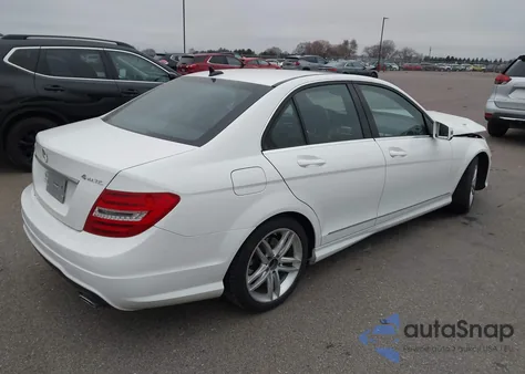 2013 Mercedes-Benz C 300 Sport 4Matic z USA, uszkodzony, nr VIN WDDGF8AB0DG150799